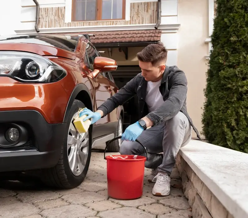 Lavage auto à domicile Denazé : professionnel intervenant sur un véhicule